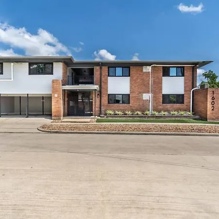 Roomy Urban Apartment Montrose! Free Parking #9